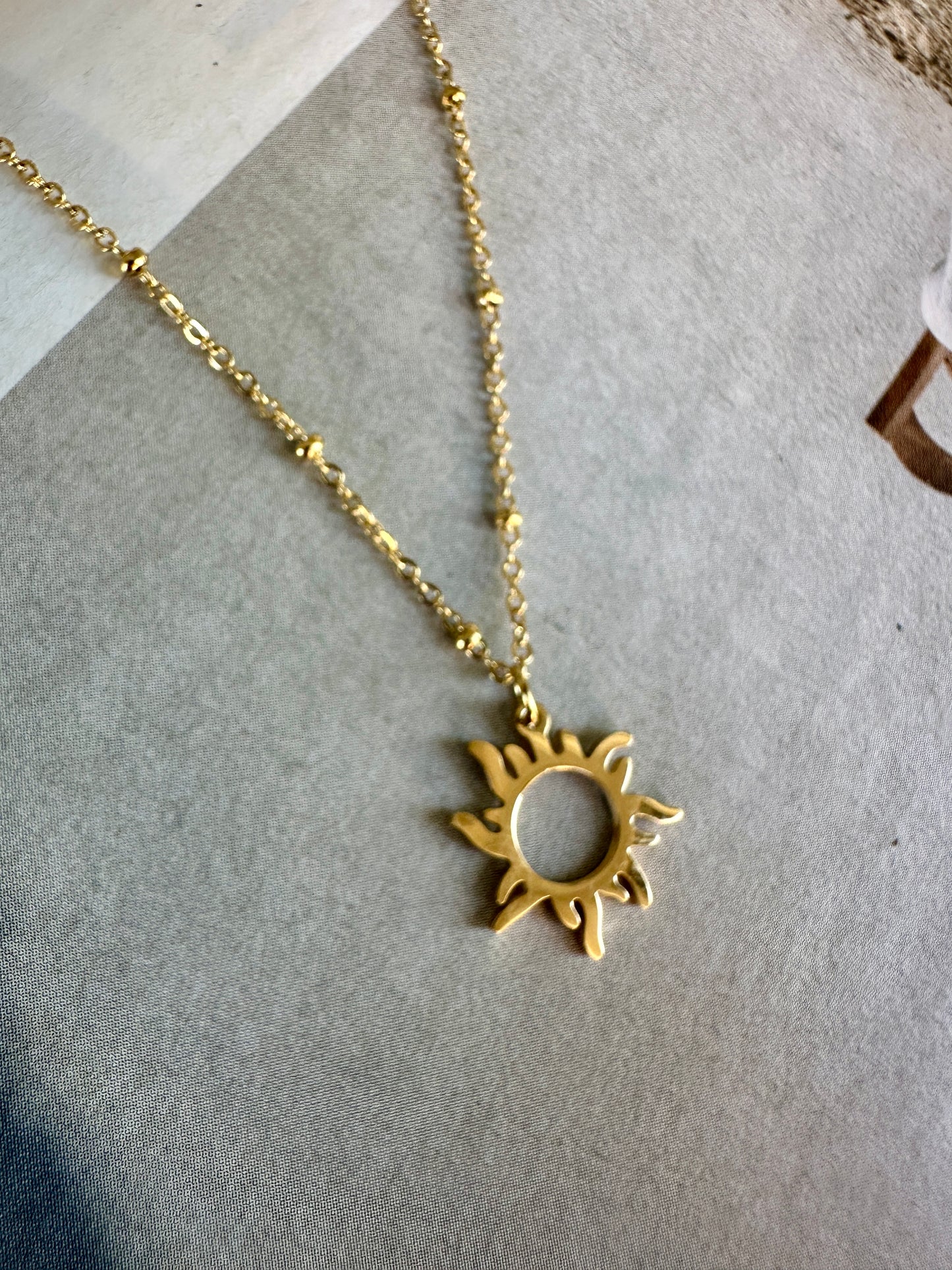 Collar SOL Hueco Dorado