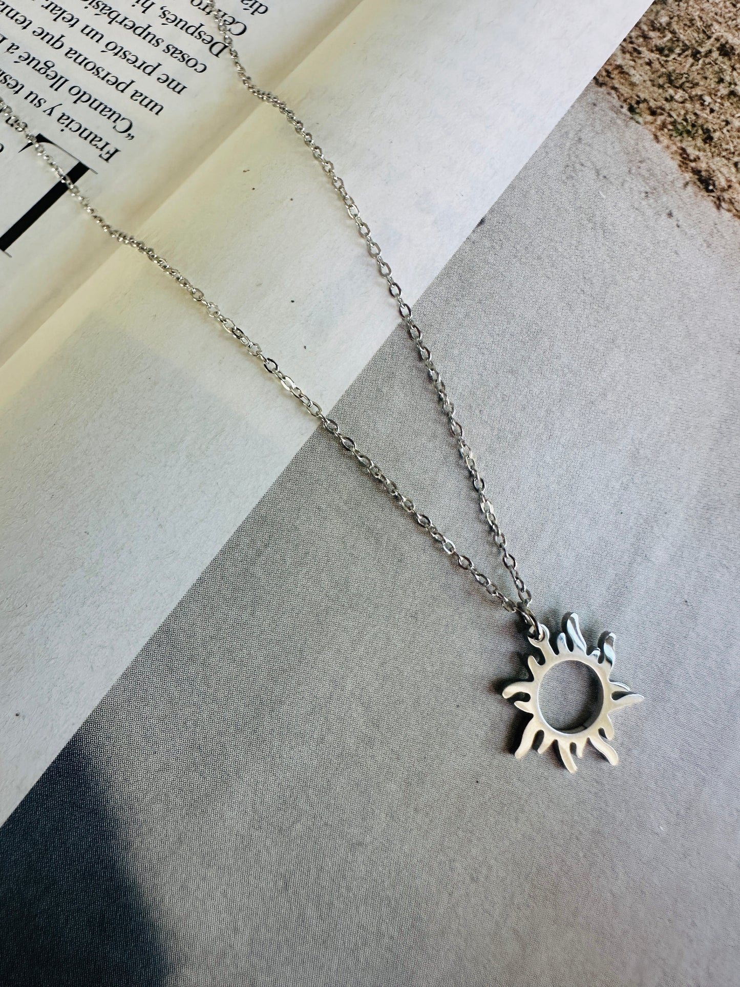 Collar SOL Hueco Plateado